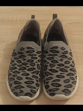 Women’s Skechers Gray Black Leopard Print Slip-On Memory Foam Shoes Size 7.5